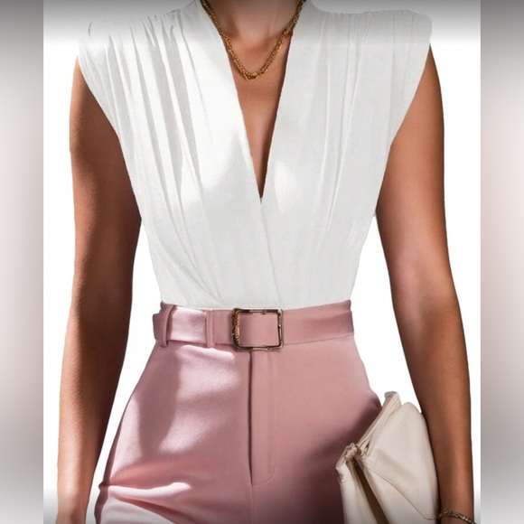 Tops - White long sleeve v neck bodysuit